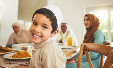 Mübarek bayramı, İslami kutlama ve öğle yemeği için büyük bir ailesi ve Müslüman bayramı olan yemek, portre ve çocuk. Ramazan festivali, kültür ve iftar, oruç, İslam ve din için evlerinde bulunan insanlarla birlikte.
