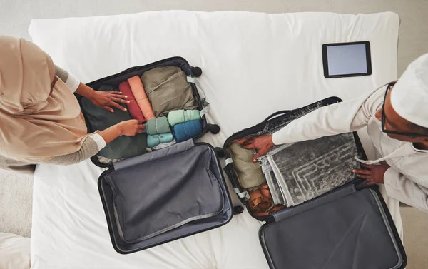 Reise Schlafzimmer Und Muslimisches Paar Mit Kofferpacken Für Urlaub Urlaub — Stockfoto