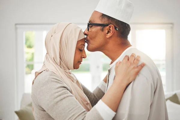 ホーム イスラム教徒の高齢者のカップルや額のキス 信頼と優しさとケアのための音楽遅いダンスと絆 質の高い時間のためのコミットメント イスラムとアラブの男性 女性と高齢者が一緒に — ストック写真