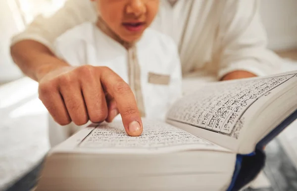 クルアーン イスラームの子供や親の手は 宗教学習 ムスリムの祈りとアッラー 神または聖霊への信仰のために読んでいます 子供の発達 家庭教育または親父は子供に精神的な本を教える — ストック写真