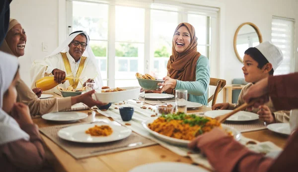 フード 面白いとEdムバラク イスラムのお祝いや昼食のためのテーブルで大きな家族とイスラム教徒 イスラム教や宗教の休日のために家で笑う人々とラマダーン祭 文化やイフタール — ストック写真