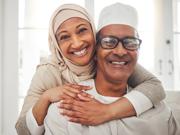 Portret Moslim Bejaardenpaar Glimlachen Knuffelen Blij Voor Steun Vertrouwen Zorg — Stockfoto