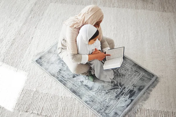 クルアーン ムスリムの子供 床の上の親は 神への祈り そして信仰を持つ少女を読み 助けます 知識本 家庭のトップビューまたは人は子供の礼拝 祈りと尊敬を教えています — ストック写真