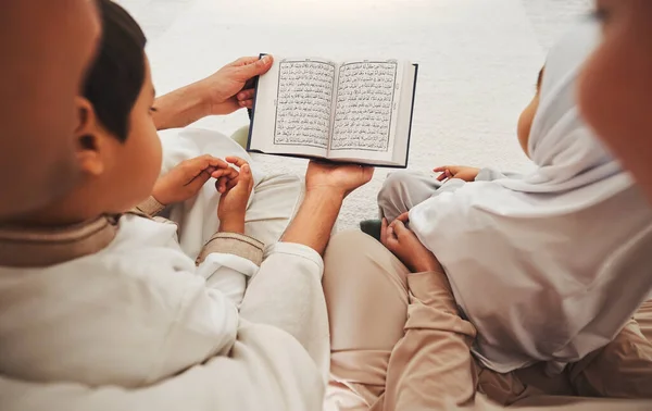 古兰经 穆斯林儿童和家长阅读 学习和帮助儿童进行宗教祷告 伊斯兰研究和对真主的信仰 灵性书籍 家庭或人们教育 支持和年幼儿童向上帝祈祷 — 图库照片