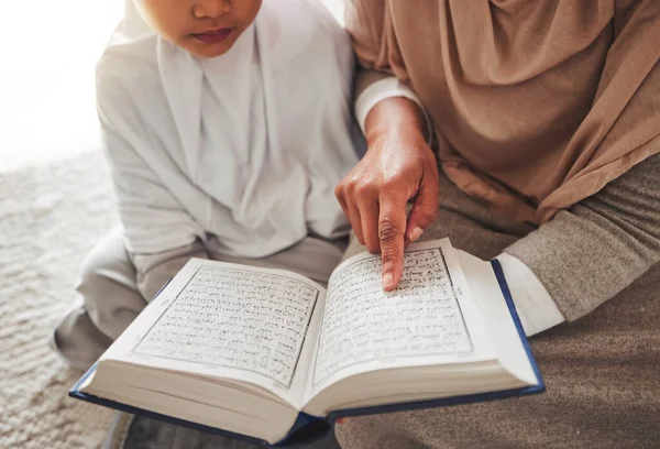 Korán Muslimské Dítě Nebo Rodiče Ruce Čtení Pro Učení Islámské — Stock fotografie