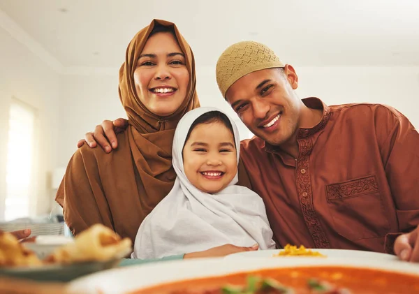 フード 幸福とイスラム教徒の家族の肖像画とテーブルでEdムバラク イスラムのお祝いや昼食のために 宗教や休日のために家で食べる人々とラマダーン祭 文化やイフタール — ストック写真
