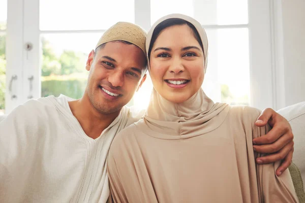 肖像画 イスラム教と笑顔でEidのためのソファの上で幸せなカップル 文化とドバイの自宅で愛 ムスリム男性の顔 ヒジャーブの女性 ソファでの結婚における幸福 尊敬と宗教 — ストック写真