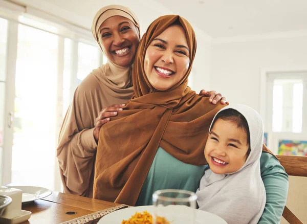 フード 幸せとイスラム教徒は Edムバラク イスラムのお祝いや昼食のためのテーブルで大きな家族の肖像画と 宗教のために家で人々とラマダーン祭 イフタール — ストック写真