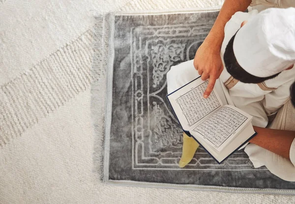 Alcorão Islã Criança Pai Chão Leitura Para Aprendizagem Religião Muçulmano — Fotografia de Stock
