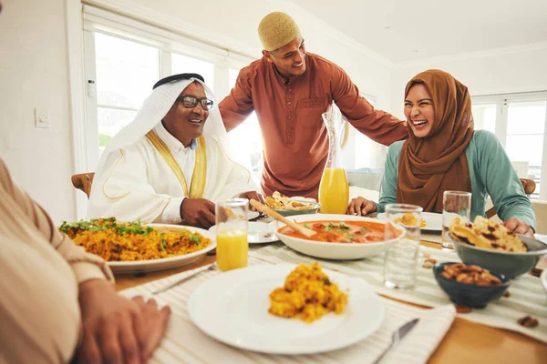フード ランチ イスラム教のお祝いと幸せのためのテーブルで大きな家族とイスラム教徒 イスラム教と宗教の休日のために家で食べる人々とラマダーン祭 文化とイフタール — ストック写真