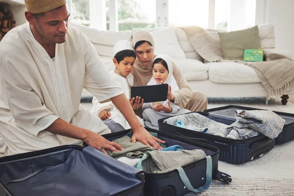 Reisen Packen Und Muslimische Familie Mit Koffer Wohnzimmer Für Urlaub — Stockfoto