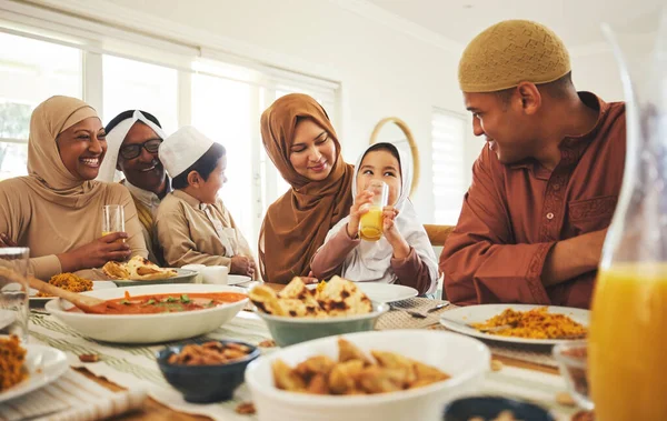 フード イスラム教のお祝いや昼食のためのテーブルで大きな家族とイスラム教徒 イスラム教と宗教の休日のために家で食べる人々とラマダーン祭 文化とイフタール — ストック写真