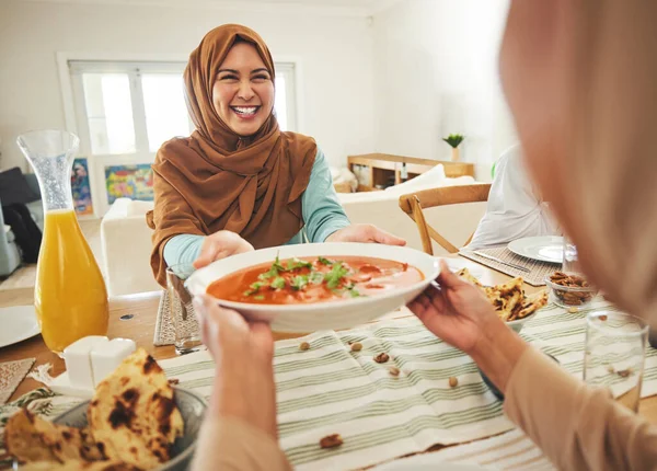 フード 家族と一緒にイスラム教徒のテーブルでEidムバラク イスラムのお祝いや昼食のために イスラム教と宗教の休日のために家で食べる人々とラマダーン祭 文化とイフタール — ストック写真