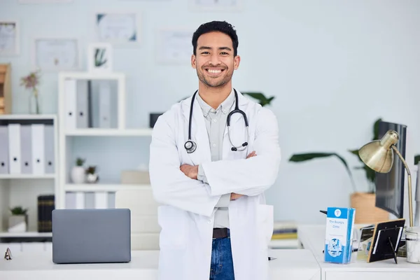 Mutlu Asyalı Adam Doktor Kollar Ofisteki Sağlık Danışmanına Güvenerek Çapraz — Stok fotoğraf
