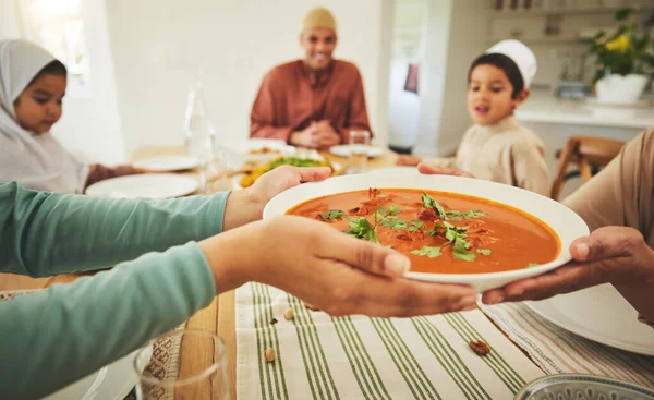 Comida Curry Musulmana Con Las Manos Familia Mesa Para Eid —  Fotos de Stock