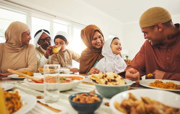 Jedzenie Szczęśliwy Muzułmanin Dużą Rodziną Przy Stole Eid Mubarak Islamskie — Zdjęcie stockowe