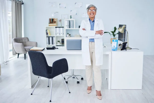 Mutlu Kıdemli Kadın Doktor Kollar Ofisteki Sağlık Danışmanına Güvenerek Çapraz — Stok fotoğraf