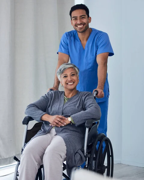 幸せな男性看護師 車椅子で障害のある女性と健康のための医療の信頼 サポートと医療 介護クリニックにおけるリハビリテーションサービスのための患者 介護者 男性の笑顔の肖像 — ストック写真
