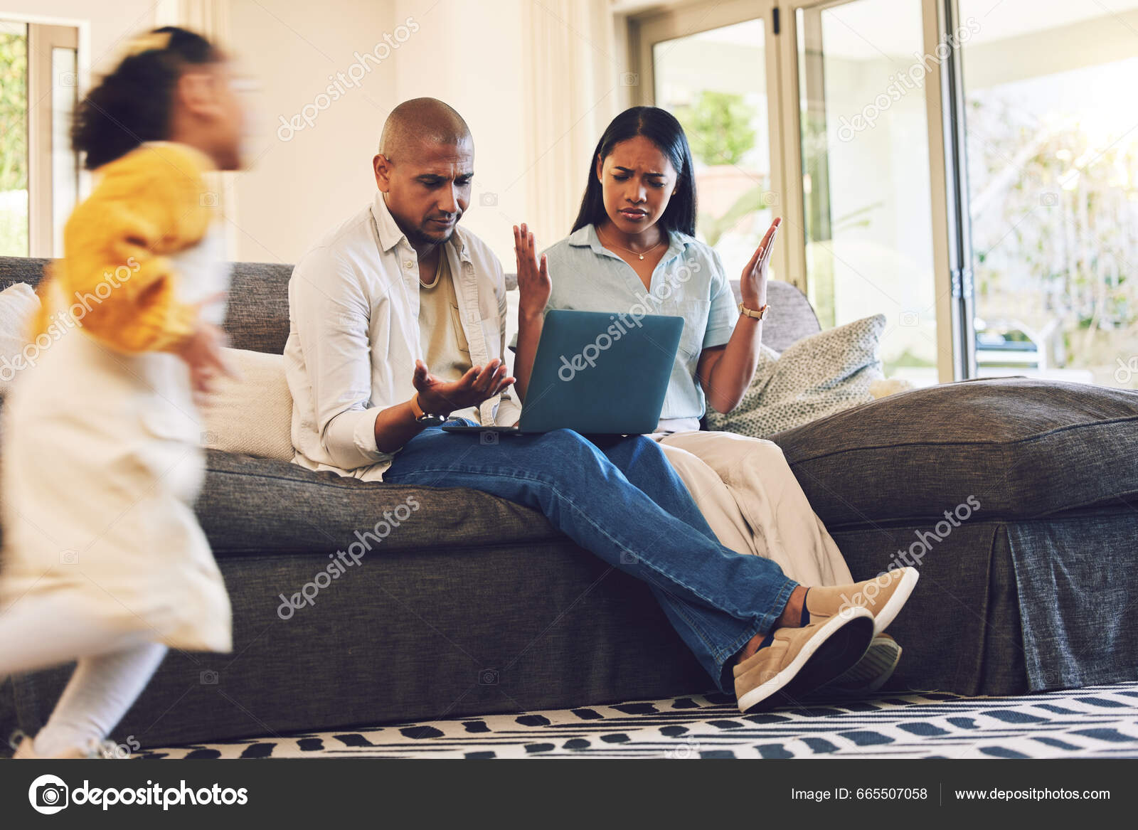 Mãe e filhos felizes com tablet digital assistem a vídeos engraçados,  filmes ou jogos no sofá