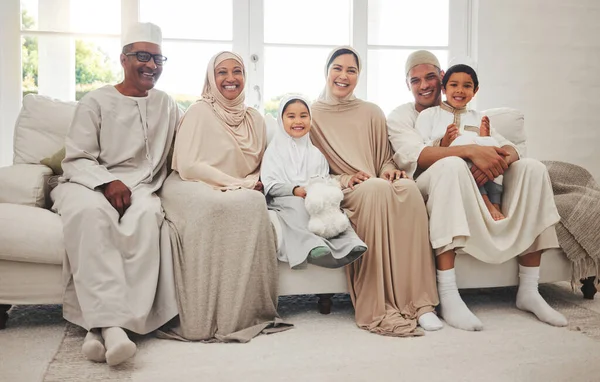 インドネシアの家庭文化で両親 祖父母 子供と一緒にEidのためのソファの上の肖像画 イスラム教と大きな家族 ムスリム男性 ヒジャーブの女性 幸せな子供たち ラウンジで一緒にソファの上の世代 — ストック写真
