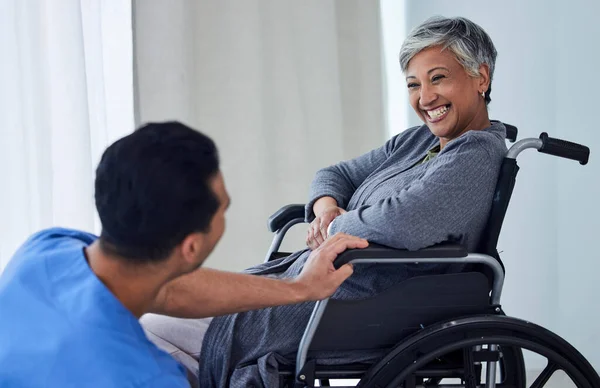 Médico Cadeira Rodas Mulher Feliz Com Apoio Serviço Saúde Bondade — Fotografia de Stock