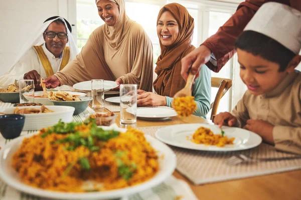 フード イスラム教 イスラム教のお祝いや昼食のためのテーブルで大きな家族とイスラム教徒 幸福と宗教の休日のために家で食べる人々とラマダーン祭 文化とイフタール — ストック写真