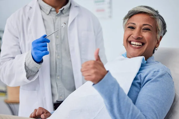 Mujer Feliz Dientes Pulgares Hacia Arriba Para Dentista Cuidado Dental —  Fotos de Stock