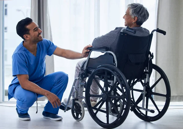 Медсестра Инвалидное Кресло Счастливая Женщина Поддержкой Медицинским Обслуживанием Медицинской Добротой — стоковое фото