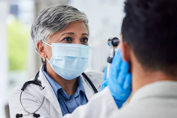医生和面罩与病人一起在医院接受检查 检查或预约医疗服务 在诊所检查感染流感的病人或病人的女性或医疗专业人员 — 图库照片