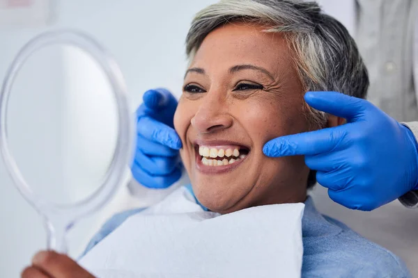 Kıdemli Kadın Dişler Diş Bakımında Dişçiye Gülümseme Klinikte Randevu Check — Stok fotoğraf