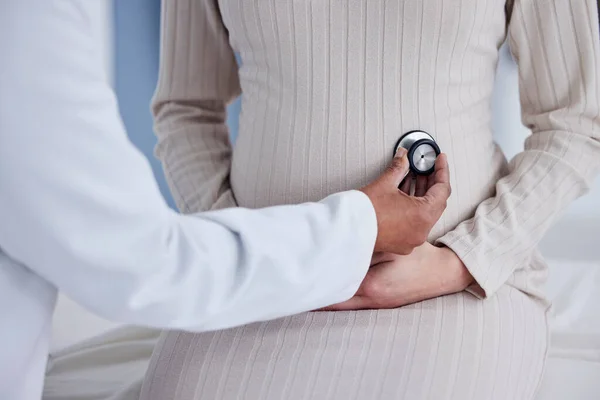 Zwanger Vrouw Handen Van Arts Examen Voor Zwangerschapscontrole Buik Patiënt — Stockfoto