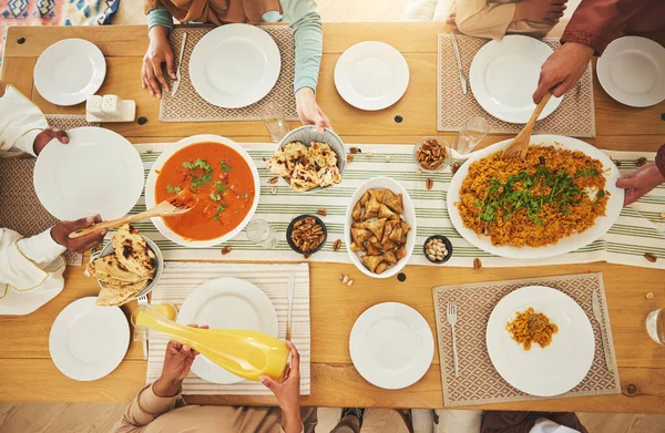 Ruoka Eid Mubarak Yli Perheen Syöminen Pöydässä Islamilaisen Juhla Festivaali — kuvapankkivalokuva