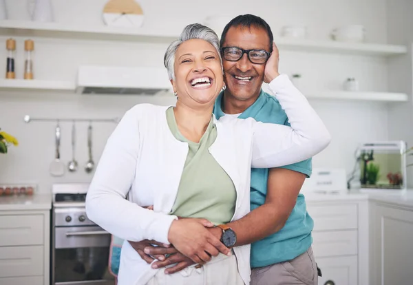 Sarıl Sev Gülümse Yaşlı Bir Çiftin Portresiyle Destek Mutlu Rahatla — Stok fotoğraf