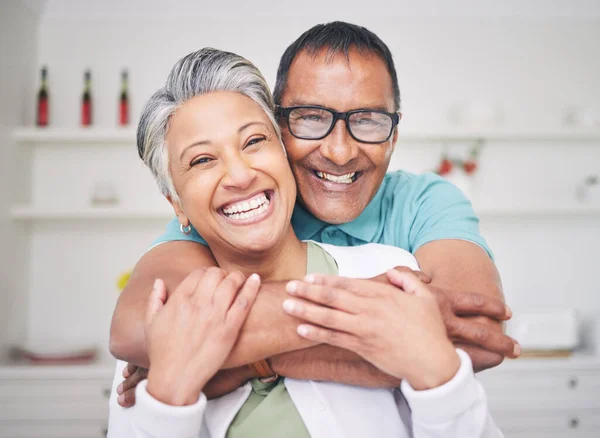 Sarıl Sev Mutlu Yaşlı Bir Çiftin Portresiyle Destek Gülümse Rahatla — Stok fotoğraf