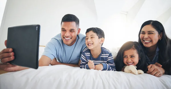 Digital Tablet Video Call Happy Family Bed Relax Smile Bond — Stock Photo, Image