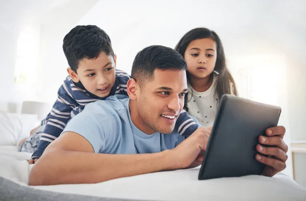 Vader Kinderen Tablet Spelletjes Cartoon Streaming Online Met Internet Binding — Stockfoto