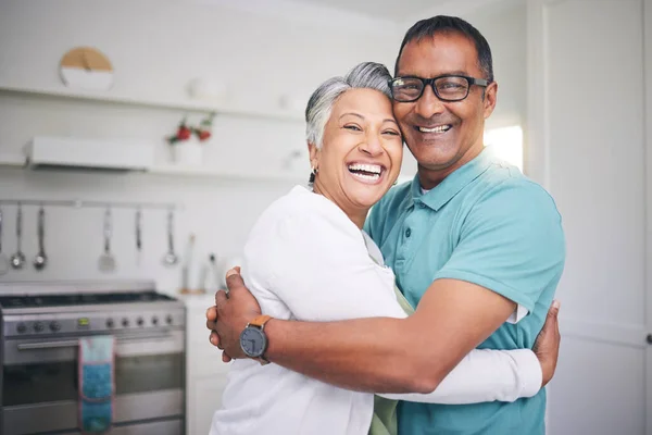 Happy Destek Sevgi Rahatlama Için Yaşlı Çiftin Portresiyle Sarıl Gülümse — Stok fotoğraf