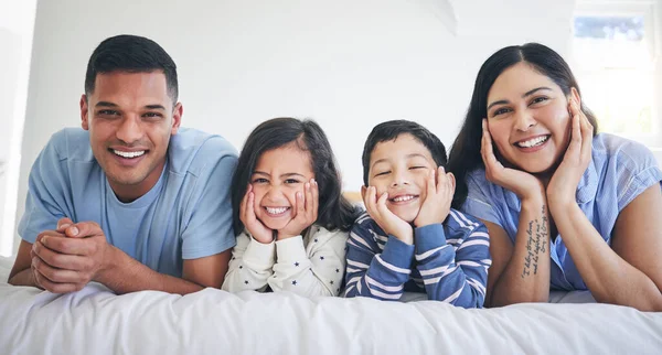 Família Feliz Retrato Crianças Com Pais Uma Cama Relaxar Animado — Fotografia de Stock