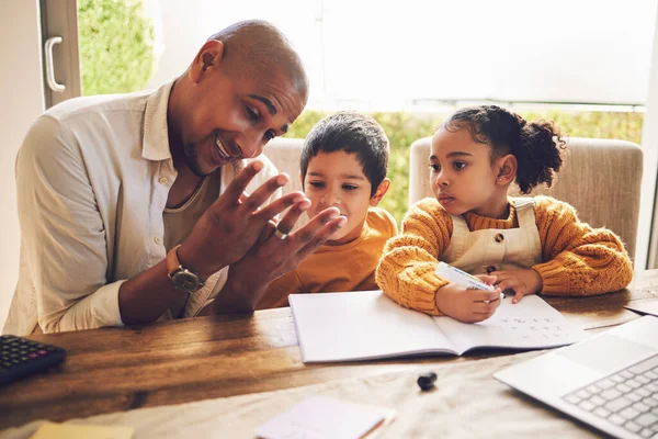 Tellen Onderwijzen Vader Met Kinderen Voor Thuisonderwijs Schoolontwikkeling Wiskunde Ondersteuning — Stockfoto