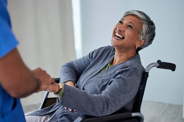 サポート 理学療法と優しさのための看護師と手をつないで車椅子で障害のある幸せな女性 医療への信頼 支援とリハビリテーションのための介護者と成熟した女性患者の笑顔 — ストック写真