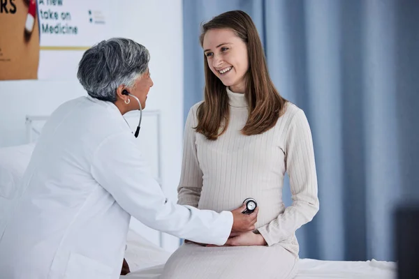 Stethoscoop Zwangere Vrouw Arts Het Ziekenhuis Consultant Gynaecologie Diensten Luisteren — Stockfoto