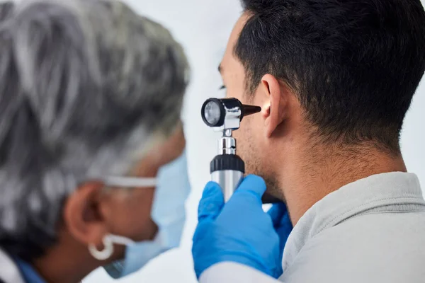 Mujer Médico Revisando Oído Del Paciente Busca Gripe Examen Cita —  Fotos de Stock