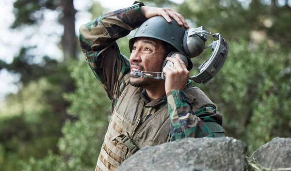 Militär Soldat Som Talar Radio Och Kommunicerar Med Ledare Krig — Stockfoto