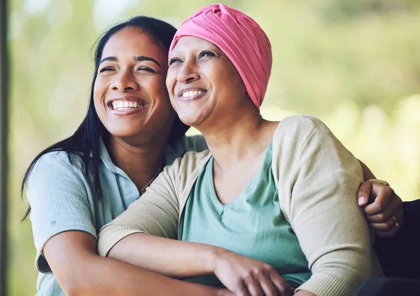 Cinta Ikatan Dan Wanita Dengan Ibunya Dengan Kanker Memeluk Duduk — Stok Foto