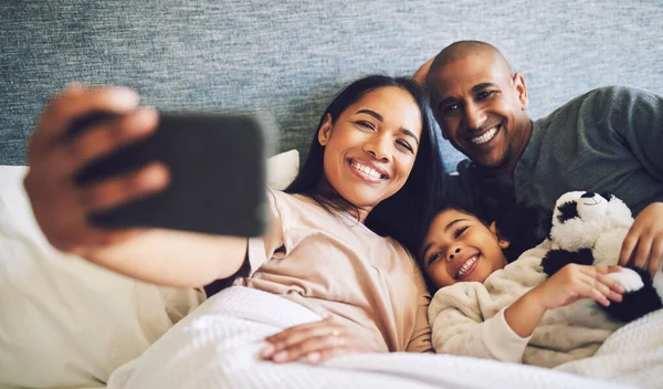 Familie Selfie Ouders Kind Een Bed Samen Met Liefde Zorg — Stockfoto