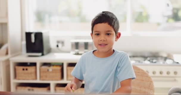 Πρόσωπο Παιδί Γραφή Και Ευτυχισμένη Στο Σπίτι Στο Online Σχολείο — Αρχείο Βίντεο