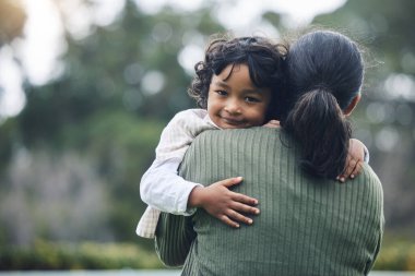 Sevgi, ilgi ve portre açık hava parkındaki anne kucaklaşması güven ve birlikte zaman geçirmek için mutluluk. Gülümseyin, anne ve çocuk, anne ve babayı kucaklayın. Mutluluk ve destek için maket alanında..