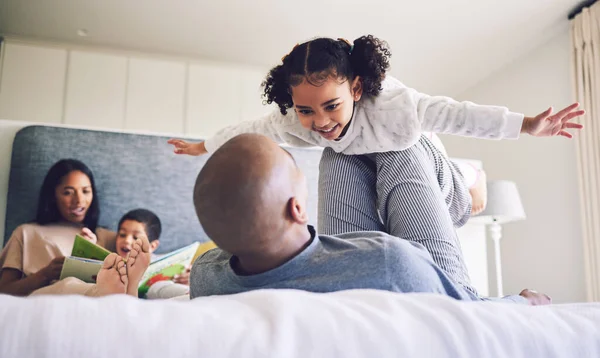 Familie Huis Ouders Kind Spelen Een Bed Samen Met Liefde — Stockfoto