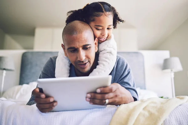 Meisje Knuffel Vader Met Tablet Voor Het Streamen Van Een — Stockfoto