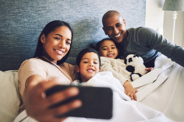 Parents Children Family Selfie Bed Together Love Care Security Comfort — Stock Photo, Image